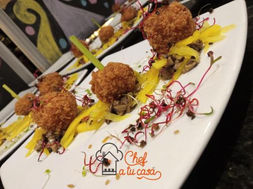 Albondigas de camarón apanado, sobre chutney de mango y champiñones 