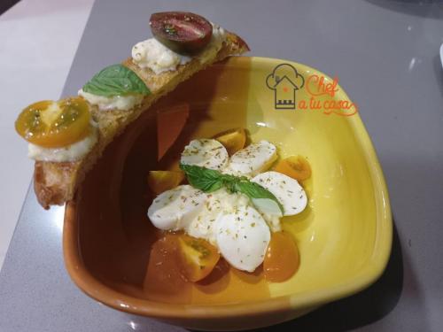 mosarelinas , pesto de strachatella , sellecion de panes y tomate 