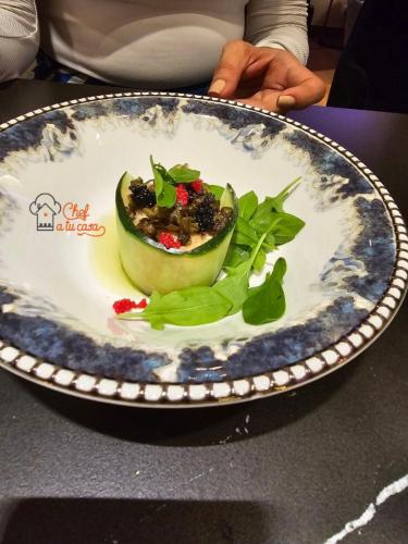 tardes de cocina  francesa tartar de atun , rojo caviar y alcaparras crocantes.