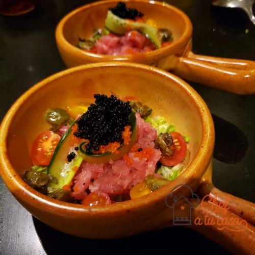 tartar de atun vinagreta citrica cintas de pepino  tomatitos  caviar rojo y negro y alcaparras fritas experiencia francesa menu degustacion
